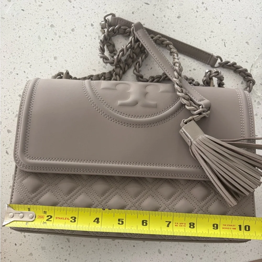 Tory Burch Fleming convertible in matte Grey Heron Quilted leather. Shoulder Bag - Picture 4 of 16